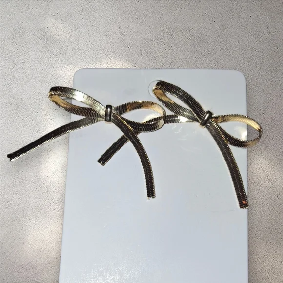 NWT Boutique Goldtone Herringbone Chain Ribbon Bow Earrings - Picture 2 of 4